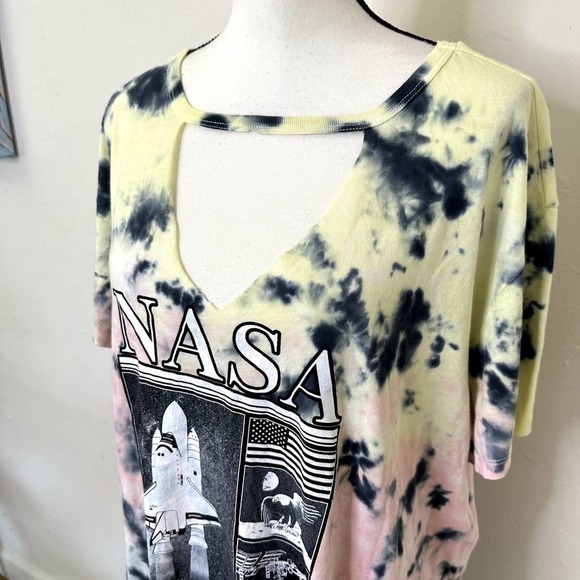 Torrid Top Short Sleeve Multicolor‎ Tie dye Size 2x 18-20 Nasa Graphic Print - Picture 7 of 16